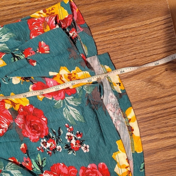 Torrid Ladies Floral Blouse,  Size M/L,  Torrid Summer Floral Top and Blouse - Picture 7 of 11